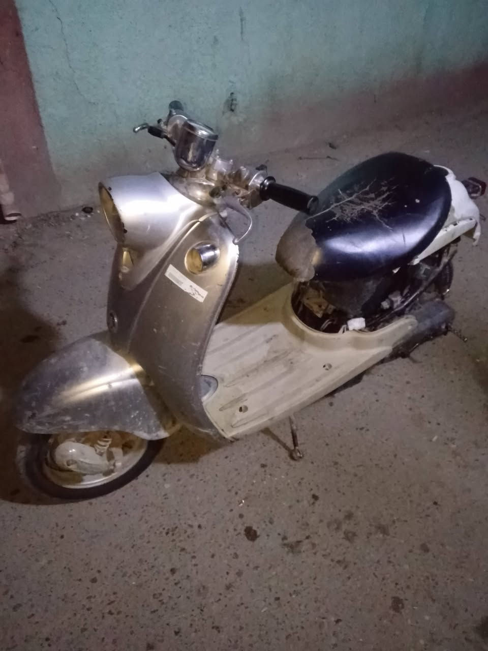 دراجه كلاسك ياماها 60 نص هندر شغاله تايرات جدد مكينه نظيفه اي عيب مابيها المكينه فقط بيها كابريتر تجاريه سرعه معدل خير من الله سعرها 90 عنواني بغداد حي تونس رقمي للتواصل ***********
