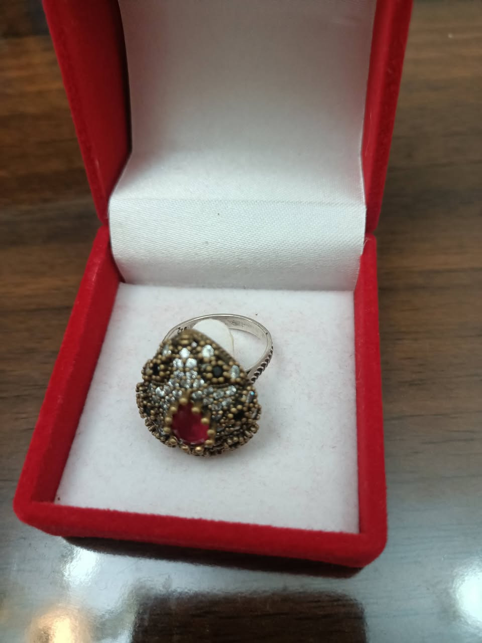 اسم القطعة: خاتم فضي من طراز آرت ديكو مرصع بالياقوت والماس
الفترة الزمنية التقريبية: عشرينيات - ثلاثينيات القرن العشرين
المواد: فضة إسترلينية، ياقوت، ماس (على الأرجح زركون أو ماس صناعي للأحجار الصغيرة)
الأهمية التاريخية: تميز عصر آرت ديكو بالازدهار والابتكار، وانعكس ذلك في المجوهرات من خلال التصاميم الجريئة والأشكال الهندسية واستخدام المواد الثمينة. ترمز خواتم هذه الفترة إلى سحر وأناقة عصر الجاز. كان من الممكن ارتداء هذا النوع من الخواتم في المناسبات الاجتماعية أو كرمز للحب والالتزام.

القيمة الحالية: 500-1500 دولار أمريكي
معلومات إضافية: تأثر فن الآرت ديكو بثقافات متنوعة، بما في ذلك مصر القديمة وأفريقيا واليابان. غالبًا ما تتميز مجوهرات الآرت ديكو بتناقضات قوية، مثل الجمع بين الأسود والأبيض، أو الألوان الزاهية مع المعادن الثمينة. كان الياقوت شائعًا في مجوهرات فن الآرت ديكو، وغالبًا ما استُخدم ليرمز إلى الشغف والشجاعة.
الأصل: أوروبا (ربما فرنسا أو المملكة المتحدة)
الأسلوب: الآرت ديكو


**إذا كنت صاحب هذا الإعلان وتريد حذفه لأي سبب، رجاءا أرسل رسالة إلى الدعم الفني**