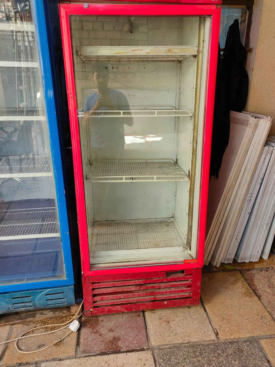 بيع محل يحتوي على 
عارضات عدد 2 حجم كبير سعر العارضتين 500 الف 
رفوف جديد غير مستخدمه عدد 27 رف  سعر الرف الواحد 3 الف 
عارضات جباس عدد 2 سعر العارضه الوحده 25 الف 
رقم الهاتف ***********
عنوان بغداد حريه دور نواب ضباط شارع المشجر
