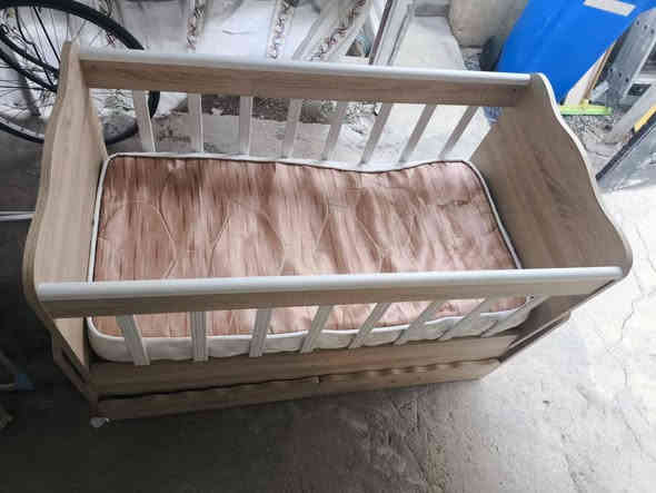 للبيع ميز طعام معه كاروك اطفل السعر 60 شراي اتصل ***********
