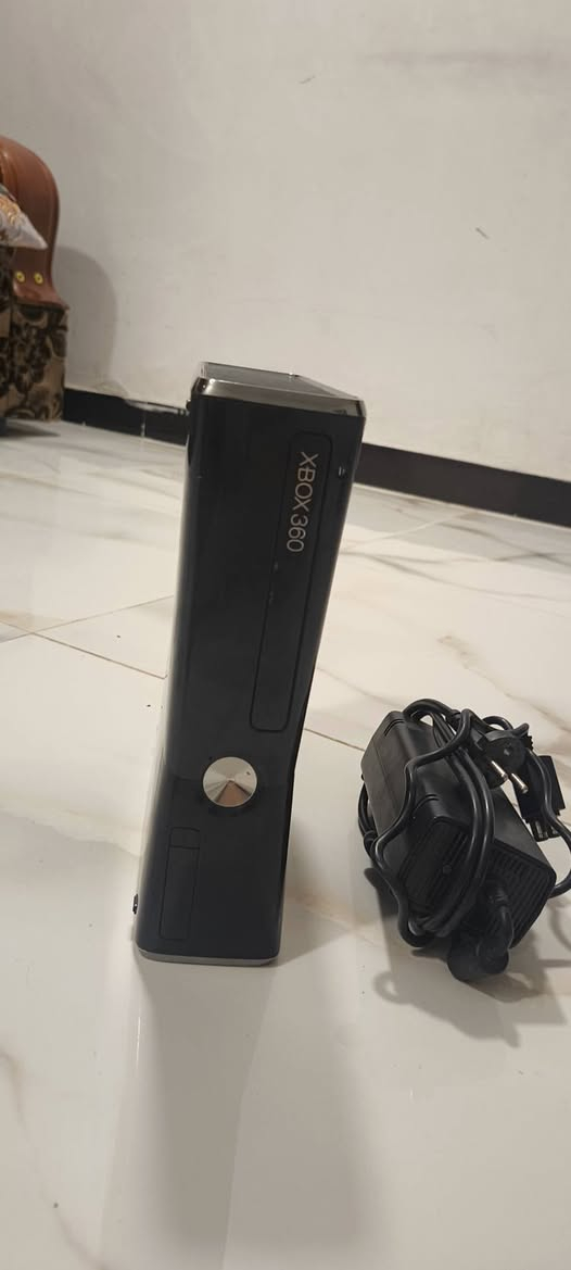 ا🛑لسلام عليكم 🛑اكس بوكس 360 🛑لبيع بسعر 100 وبي مجال🛑 الاكس بوكس بكامل الملحقاته فقط لا يحتوي على جوستك  والسعر الجوستك من 10,000 الى 15,000 ويحتوي الاكس بوكس على هارد يحتوي على 69 لعبه الجهاز نظيف ولمس ومستخدم قليل مدخل القرص شغال عدسه شغاله العنوان باب الحله السياحي 🛑رقم الهاتف***********🛑
