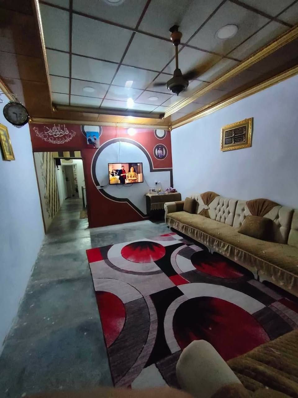 السلام عليكم دار للبيع  بموقع مميز مع خدمات فول
مساحة 150م  بناء مسلح حديث
استقبال 5*6
مطبخ 5*5
غرفة نوم 5*5
صحيات
حوش كبير
السعر 35
للتواصل ***********
