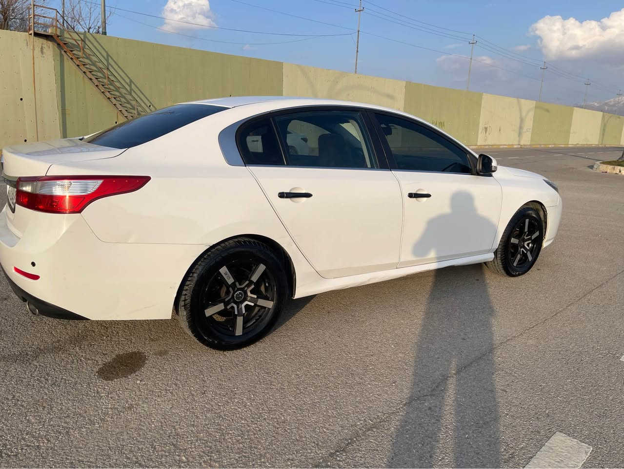 رينو سه فران موديل ٢٠١٢
٢٢٠ هه زار رويشتووه 
نيو جه مه لاخي لاي سه ياقي بؤياخه له سه ر ساخي بؤجواني
سه نه وي تا ٢٠٢٩ تازه يه
نمونه يه له جواني
٤ ويل و تايه ي لؤلي له ژيردايه
رؤني يادرؤليكي گيري ١ هه فته يه گؤريومه 
سيرڤسي عامم لؤ كردووه 
مواسه فات خليجييه 
به سمه يه
شوين قه لادزه
سحره كه ي ٨٥ گه لاو مه عامه له يه كي برايانه
*********** 

رينو سفران موديل ٢٠١٢
ماشيه ٢٢٠الف كيلومتر 
صبغ نص قطعه بس رفرف يم السائق للجمال 
سنوي مجدد حتي ٢٠٢٩
٤ ويل وتايرات جدد
هايدروليك مال كير تم تغيره قبل اسبوع
سيرفس عام قبل فتره
مواصفات خليجيه
بسمه
عنوان قلعدزن محافظه السليمانيه سعره ٨٥ و بها مجال
*********** Singapore
