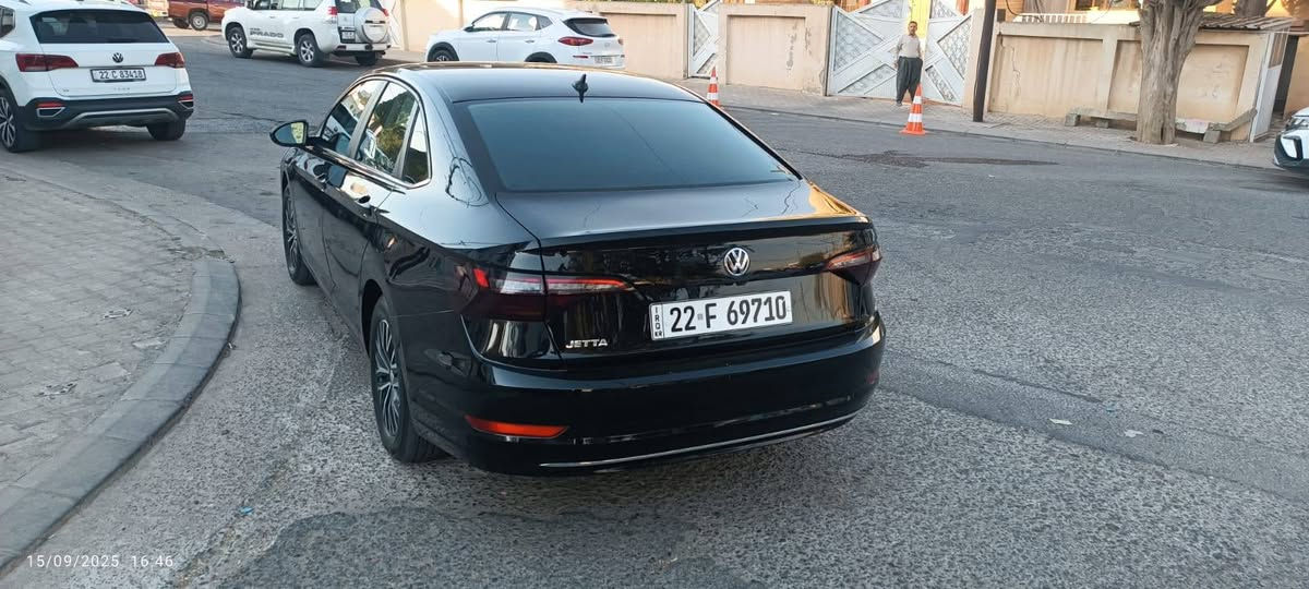 ڤۆکس واڵگن جیتا ــ2019
ڕەنگی ڕەش  گێڕ عادی ـ بێ سبوغ  بێ لێدران  چوار پەنجە pdr هەیە 
مەکینە و گێڕ و ئێڕباگ بە شەرت  
بەناوکردن بە شەرت ، ڕەقەم باریکە 
ژمارەی شاصیم داناوە . 
سەیارەکە لە هەولێرە ..

نرخی 120و مەجال 

ژمارەی پەیوەندی ***********
+964 750 486 3993 أربيل, العراق
