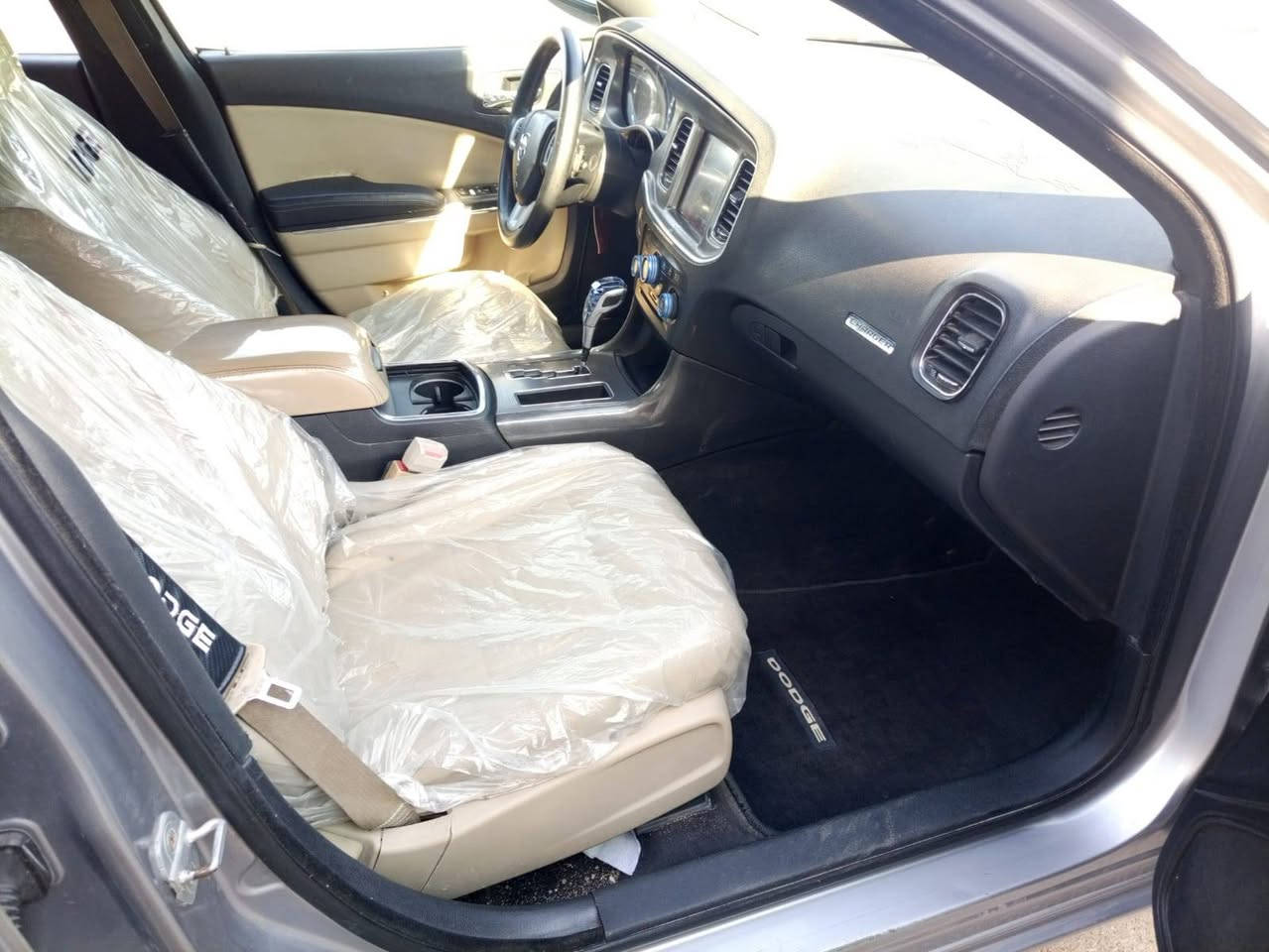 السلام عليكم جارجر 2013 السياره ما مشتغله خط ابد بيها صبغ قطعتين السياره ماشيه 190 الف مكينه 3600 مكينه كير حداده تبريد كله مكفول مواصفات السياره شاشه كبيره وكشن. كهرباء يعني نص فول  مكان سياره عماره لاستفسار اتصال ***********
