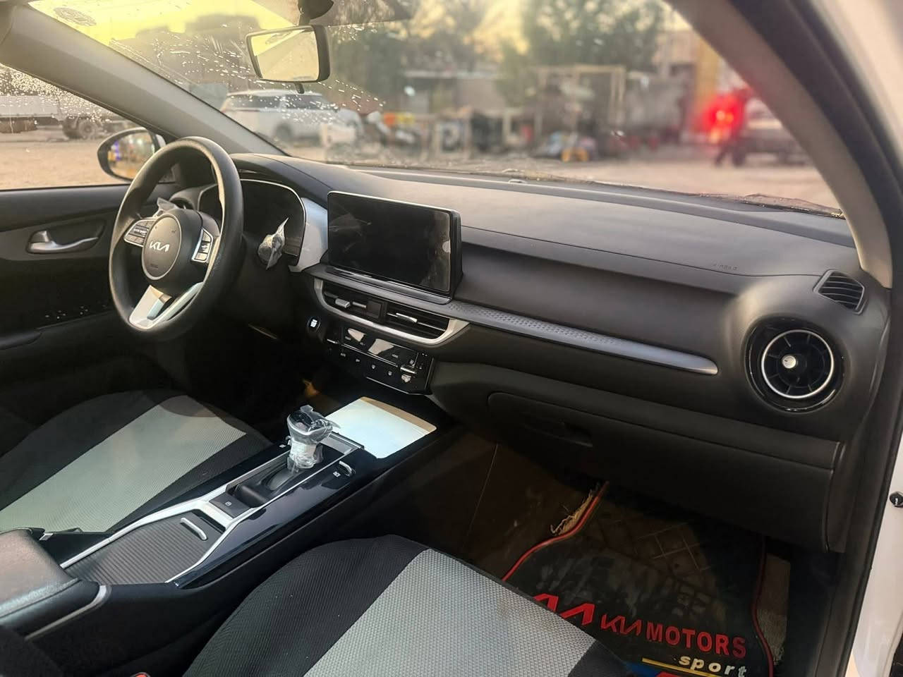 السلام عليكم 
 Kia k3 2024 
مكفوله ماشيه 11الف 
المواصفات الفول معروفه 
عليها ارضيه جلد ودوشمه 
السعر 144$
المكان كربلاء 
***********
متواجد واتساب او اتصال
