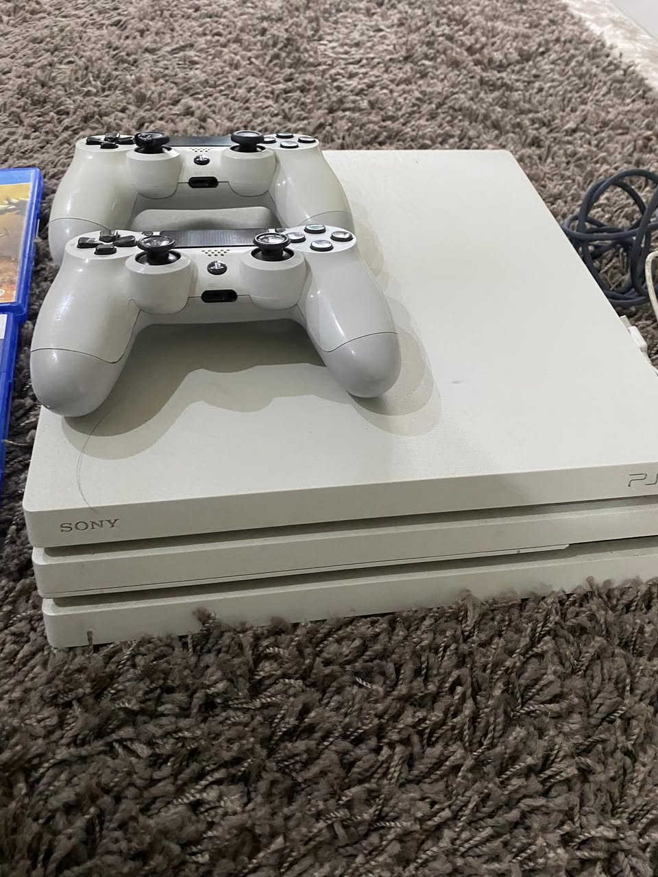 بلي ستيشن فور برو ابيض امريكي اصلي وصيته من امريكا ما صارله شهرين من استخدمته مع ألعاب اصليه ما مستخدمه بس اني اشتريتها بالجيس هاي النسخه نادره هواي 350 الف بدون ألعاب مع الألعاب 400 قفل. التواصل *********** واتساب
