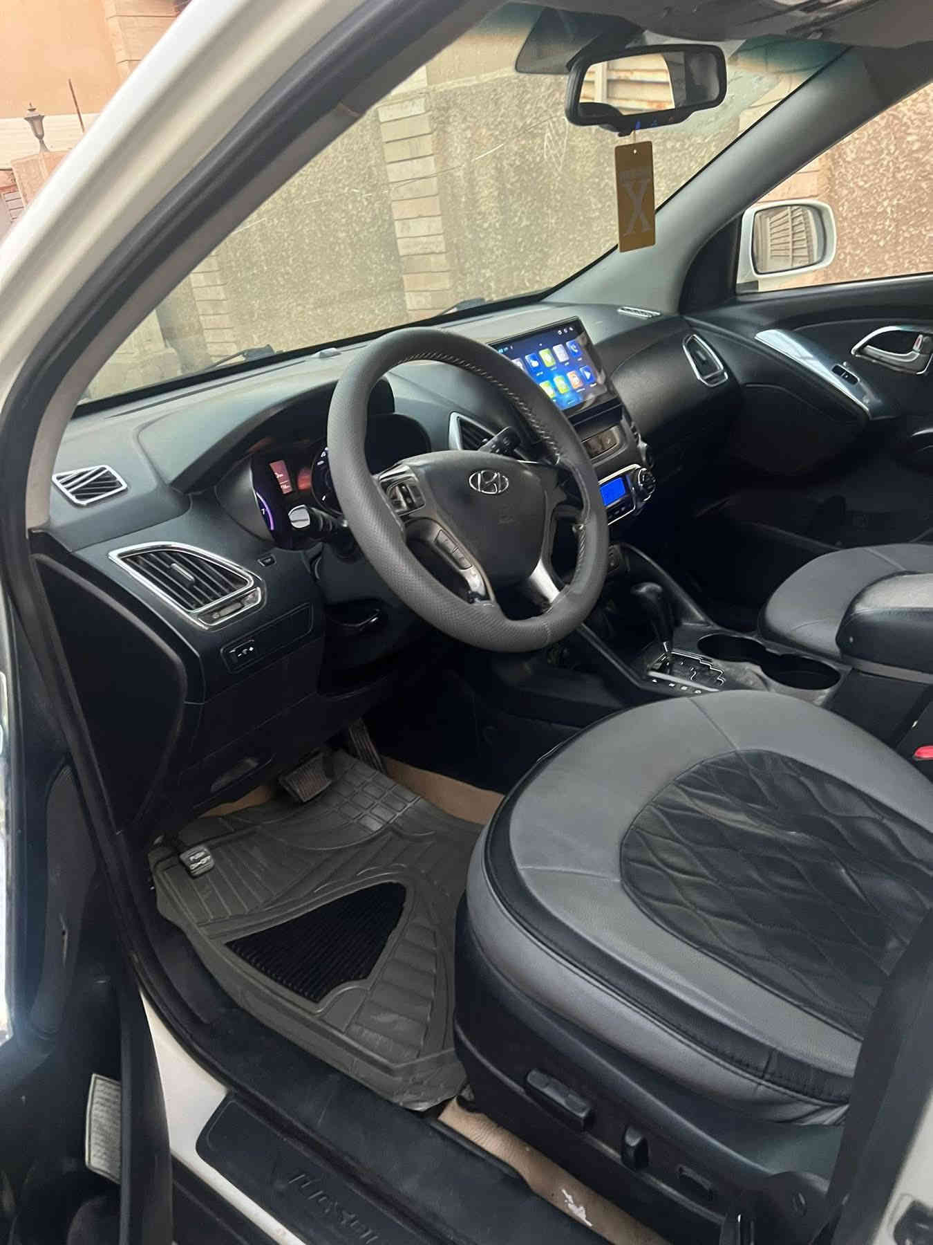 السلام عليكم توسان 2011 خليجي فول مواصفات
مواصفاتها / بنوراما / شاشه جبيره / كشنات جلد + كهربائي
بصمة تشغيل + بصمة ابواب / محرك 2000 دوش
السياره بيها صبغ جاملغ وقبق جنطه وبنيد الباقي مكفول
السياره جاهزه بدون نقص تبريد صدر كله جديد 
السعر 127 وبيها مجال حك الجيه ***********
