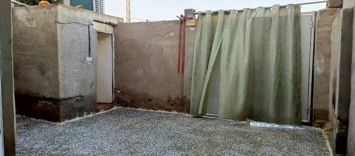 سلام عليكم دار للبيع مساحه 125 متر بيت كله كاشي تأسيس بواري ماء تأسيس كهرباء جديد يتكون من غرفه حولي مطبخ ترك. صحيات داخليه و استقبال كراج صحيات خارجية بيت طابوك فقط ستاره والبيتونه بلوك. نهاية شارع مسقط في جهة  القمانية كما موضع بل صوره سعر 45..الاستفسار الاتصال على الرقم  {‏‪***********‬‏}
