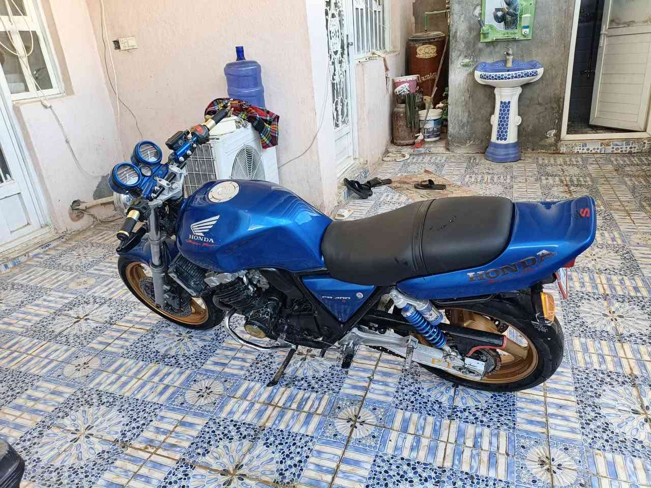 السلام عليكم دراجه سي بي فور جيل الاول للبيع 
مكاني ذي قار قضاء النصر رقمي ***********
