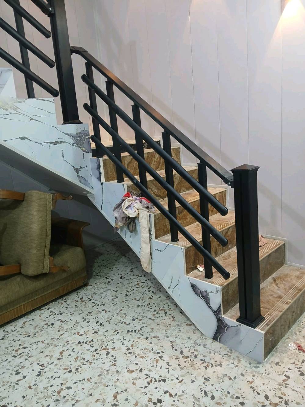 انواع الابواب و السبابيك الpvc  و الالمنيوم و الجام و المحجرات و بأرخص الاسعار و مستعدين لتجهيزكم