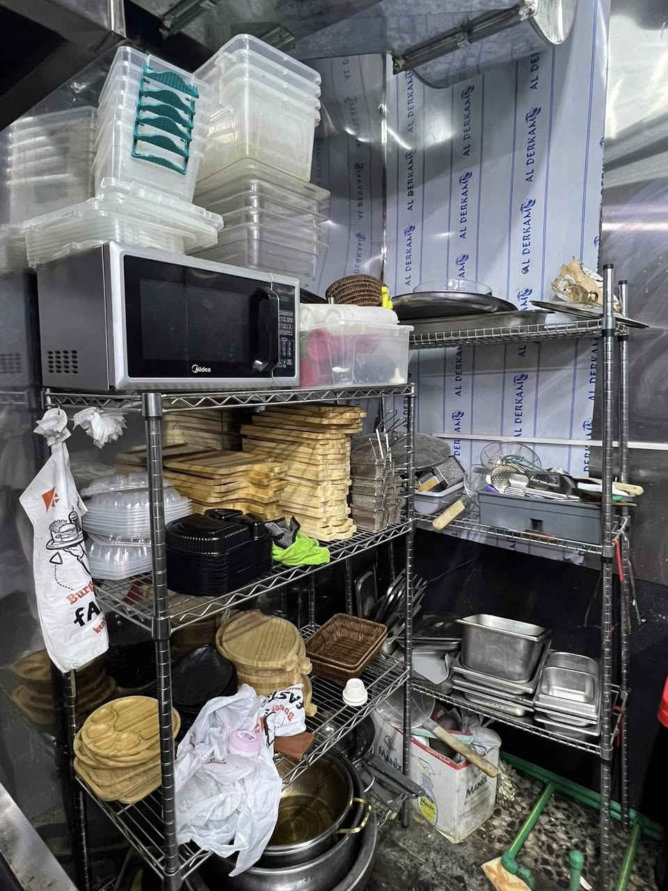 غراض مطعم وجبات سريعة للبيع مستخدمة 4 اشهر فقط ( برادات عدد2/ مجمدات عدد 2 /ميز عدد 4/ قلاية/ كرل عدد2 / حمايات عدد 3/كاشير مع الطابعات / سنك/ ميز قرمشة / نواعم كاملة 
***********
