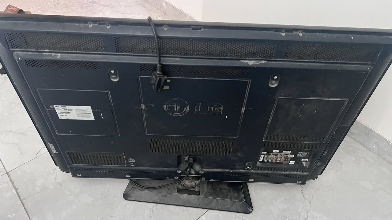 للبيع: شاشة LG Plasma بحجم 42 بوصة - صناعة كورية
أصلية
الوصف:
شاشة LG آصلية (صناعة كورية)، موديل 42PA4500. تتميز بآلوان البلازما الطبيعية والعميقة، الشاشة نظيفة جداً وبحالة ممتازة كما موضح في الصور.
المواصفات الفنية:
.42PA4500-TF :الموديل •
• حجم الشاشة: 42 بوصة.
.(Made in Korea) بلد المنشاً: صنع في كوريا •
• تاريخ الصنع: آبريل 2012.
المنافذ والمداخل:
حتوي الشاشة على كافة المداخل الضرورية:
• منفذ HDMI للاتصال بالأجهزة الحديثة.
• مدخل (RGB (PC لاستخدامها كشاشة كمبيوتر.
• مداخل AV و Component الملونة.
ب مخرج صوت Optical لتوصيل المسرح المنزلي.
حالة الجهاز:
• الجهاز يعمل بكفاءة عالية وبدون أي مشاكل تقنية.
• الهيكل الخارجي بحالة جيدة جداً مع القاعدة الأصلية.
السعر: 75الف قفلها وابد ما بيها مجال ]
المكان: بغداد سيديه ]
لتواصل:
...
0786 443 6008
