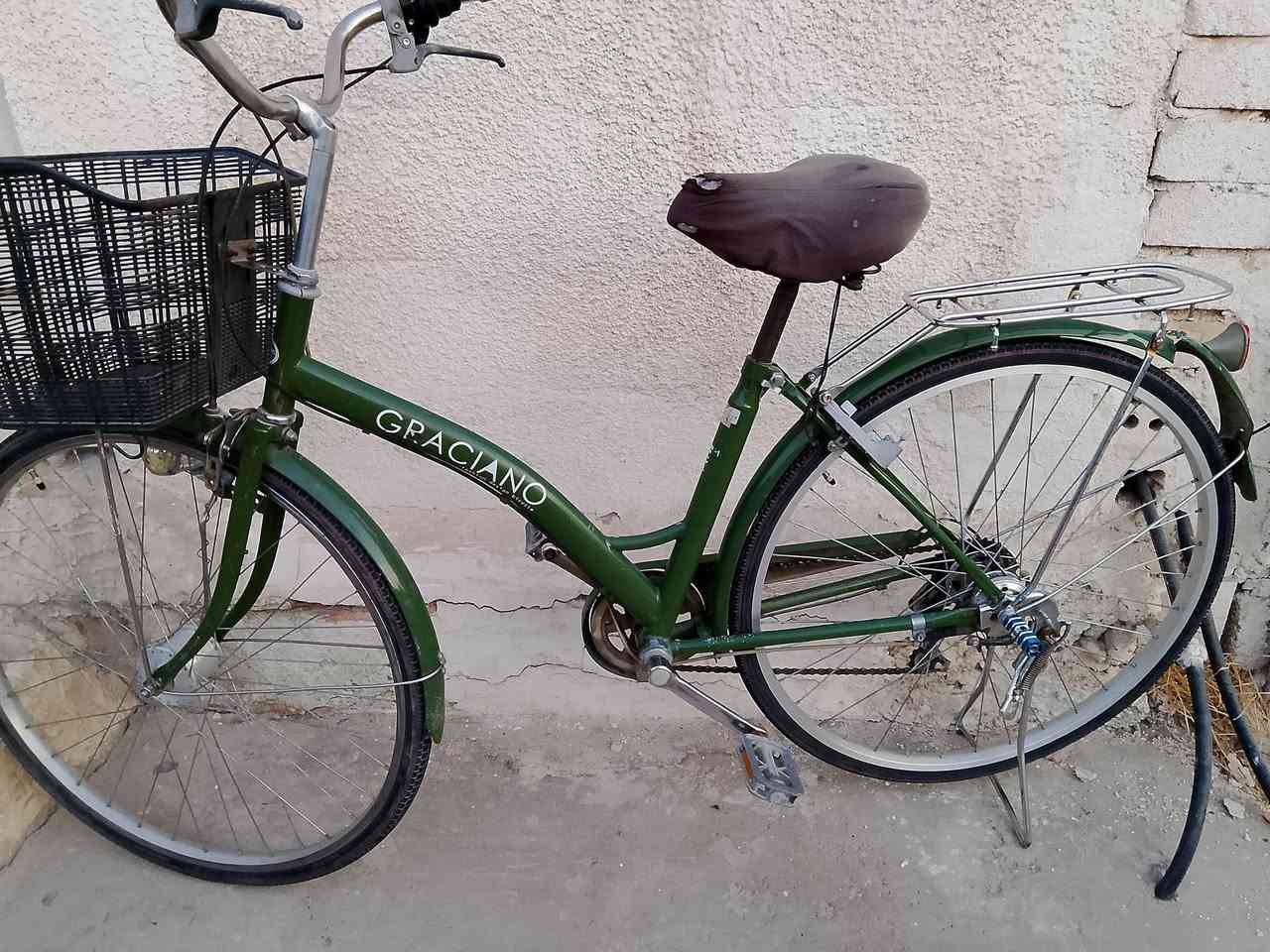 السلام عليكم
بايسكل بناتي حجم 27
لون زيتوني 
نضافة 90%
كير شيمانو
ضرر الجاملغ الخلفي مكسور ربعة موضح بل صور
العنوان الكاضمية شارع 60
السعر 90 وبي مجال
التواصل عل رقم حصراً واتساب ***********
