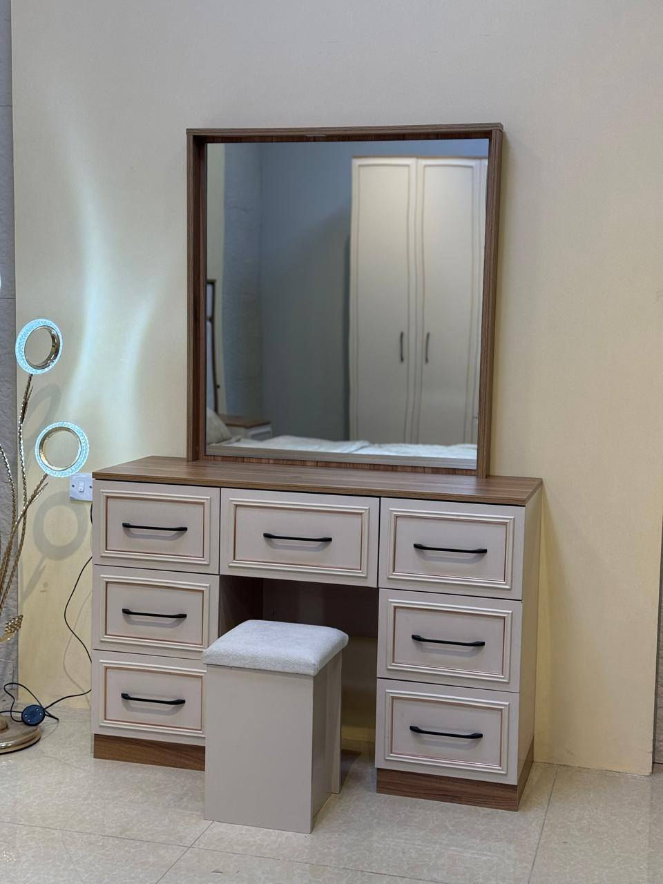 10 قطع كنتور ملحق اناره براكيت بالسرير شازلون مخزن سرير مخزن سعة تخزين كبيره متوفره الان في معرض الشركه الكائن طريق رفاعي نصر مجاور جامعة اوما الاهليه للاستفسار اكثر يرجى الاتصال على الارقام التاليه 
***********
*********** واتس فايبر تلگرام 
البيع بطريقة النقد والاقساط 
الشد والنقل داخل محافظة ذي قار مجانا
