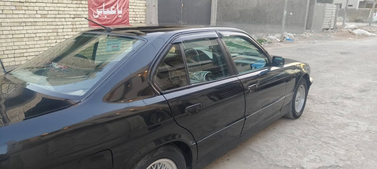 بي ام دبليو موديل 1991 أصل 520 تبريد جديد حته الراديترات جديده محرك حاويه جديد بالكارتون لا تنقيص ولا تبخير كير نظيف صدر امي جديد مصار 15 يوم كله بدلته دبلات لويات طوبات شمعات كله جديده واصلي كلفني 500 الف فيتبم جديد مع عبوة فيتبم جديده مع طوافه وفيشه السياره حيل حيل اقتصادية بصرف البانزين بعد يرادلها فقط بور ستيرن كهربائيات كلها شغاله شاشه اندرويد السياره مصبوغة للجماله فقط بدون حادث صاحبها من اهل سامراء تحويل او وكاله السياره تفيد واحد يروح ويجي بيها للدوام ما شاء اللّٰه ذهب بالعافيه على الياخذها 

 السعر 48 ورقه وبيها حك الجيه بسسسسيط جداً 
بغداد الدوره 
***********
