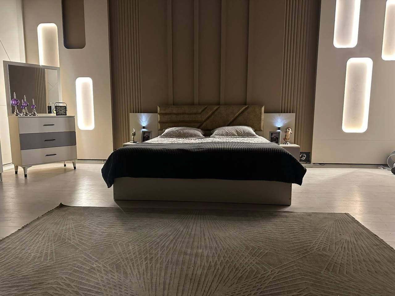 عرض تخفيض اسعار لمده محدوده غرف نوم تركي 5قطع كنتور 6 ابواب 
طول الكنتور مترين و٢٠ سم 
الارتفاع مترين و ١٠ سم 
تاج الحربيه وي الكومديات 3 متر 
السرير  200 سم ×180 سم 
السعر 600 الف فقط 🔥🔥 
للحجز والاستفسار راسلونا وات ساب 
***********
***********
البصره 
نقل وشد داخل مركز البصره مجاني توجد خدمه توصيل للاقضيه والنواحي والمحافظات الجنوبيه بأسعار مناسبة ملاحظه ما تدفع اي مبلغ قبل لا تنشد وتكمل ابيتك عليكم بس تنزيل الكراتين من السياره لداخل البيت أو اذا تردون عمال هم موجودين
