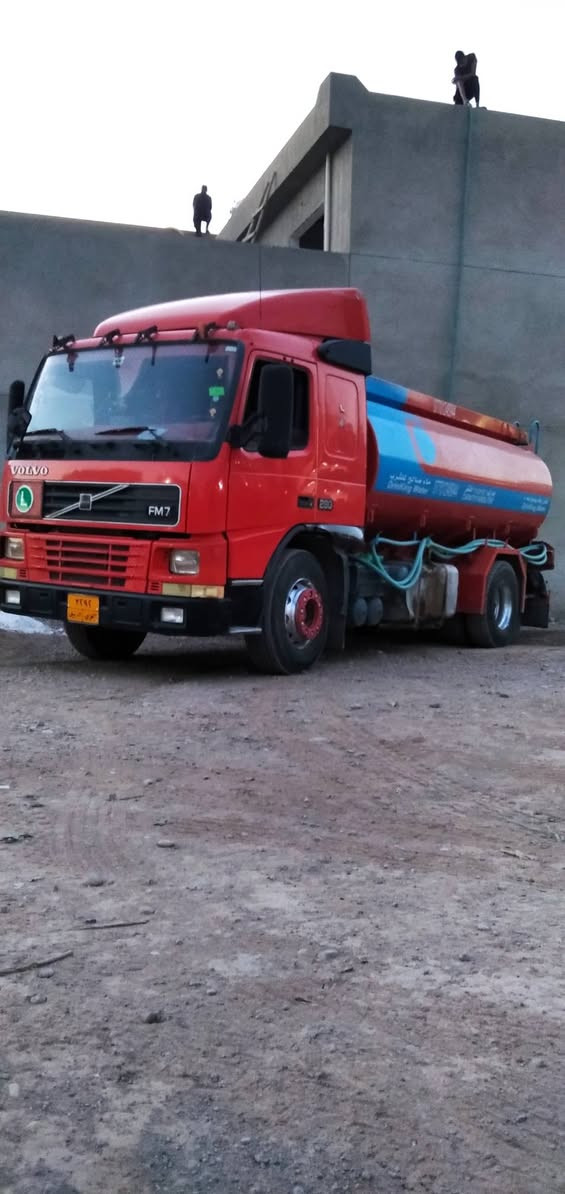 ئەم تەنکیە بۆ فرۆشتن 15 هەزار لترە 5 مەتر درێژە شەریکەی ڕەوعەیە ناوی لە دەرەوە خاوێن ترە 
ژمارەی موبایل
***********
*********** كركوك, العراق
