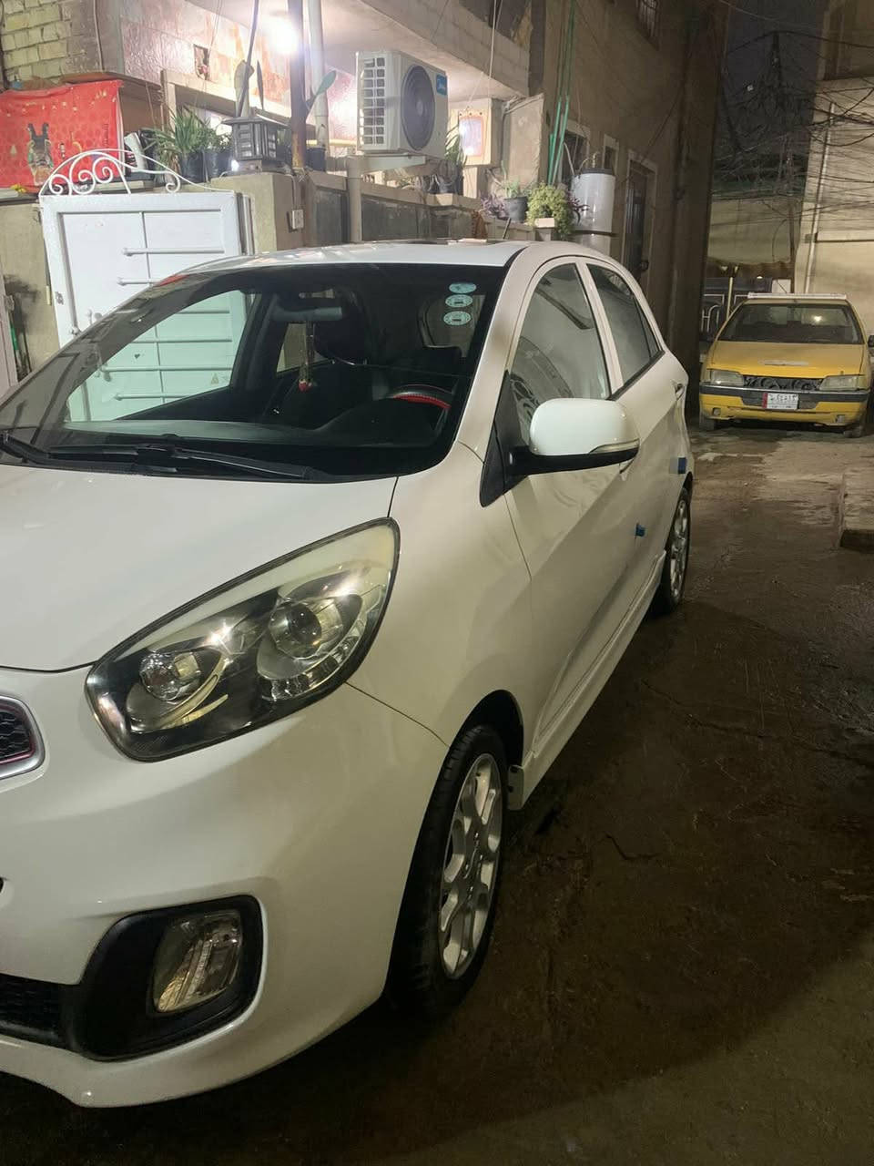 سلام عليكم كيا بيكانتو موديل ٢٠١٥
وارد خليجي 
مواصفات كامله من بانوراما وبصمه وشاشه ومري شفط  
السياره  نضيفه ومابيهه حادث او دعمه 
رقم اربيل سنويه باسم صاحب السياره 
السعر ١٠٣ وبيهه مجال  
للتواصل : ***********/ المكان : سبع ابكار شارع المعارض
