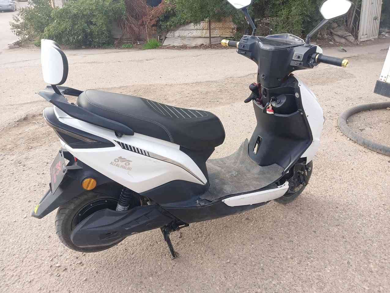 السلام عليكم للبيع دراجه شحن موديل 2024 
6 بطاريات كبار سرعه 60 مواصفاتها تشغيل جهاز انذار 
قفل وفتح دراجه كامله مابيها اي نقص سعر 350 وبيها مجال حك الجيه مكاني بغداد الدورة ***********
