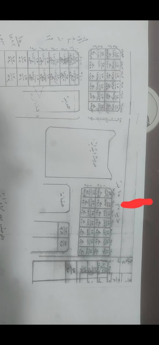 السلام عليكم 
قطعة للبيع المحمودية حي الشهداء منطقة مخدومة تبليط ومجاري ومقرنص ١٢×٢٠=٢٤٠متر على شارع ١٥ متر السعر ٨٠ وتباع حسب الطلب  للاستفسار *********** ***********
