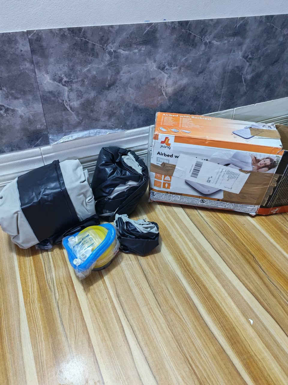 السعر ب 35 الف 🛏️ ⛺
دوشك نفخ مع  مسند ظهر مدمج ووسادة، بالإضافة إلى أماكن مخصصة لوضع الأكواب.الأبعاد والقدرة: يبلغ طوله حوالي 191 سم وعرضه 99 سم، ويتحمل وزناً أقصى يبلغ 100 كيلوغرام.الاستخدامات: مناسب للاستخدام الداخلي والخارجي، ومثالي للتخييم أو لاستضافة


**إذا كنت صاحب هذا الإعلان وتريد حذفه لأي سبب، رجاءا أرسل رسالة إلى الدعم الفني**