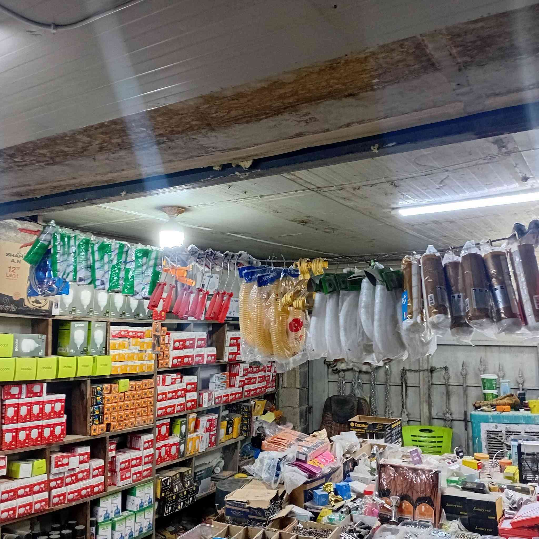 محل أنشائية وكهربائيات للبيع شلع مكان بغداد مدينة الصدر ***********
