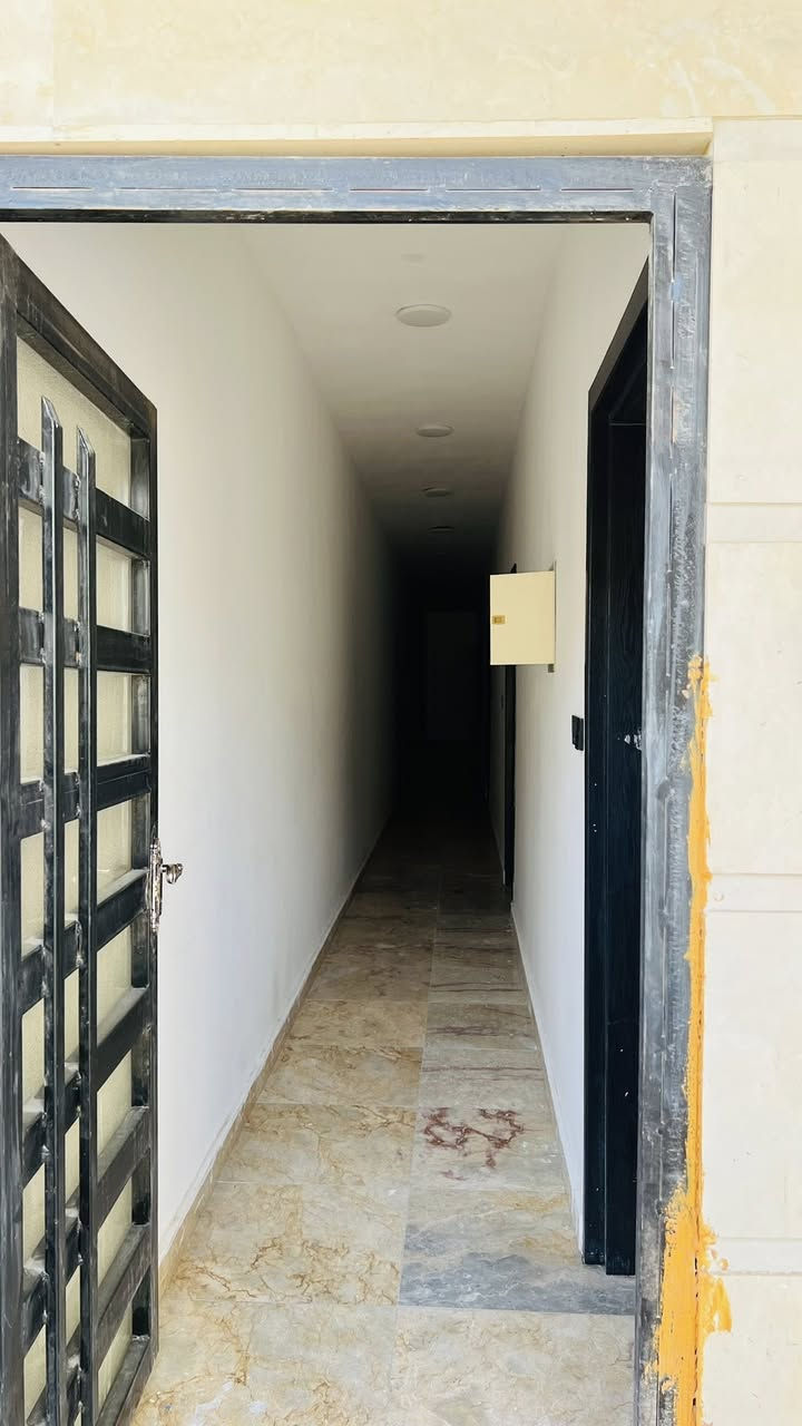 شقة في شارع الوفود تحتوي على غرفتين وديوانيه ومطبخ وصحيات ارضية ويجود طابق اول نفس التصميم سكن مكاتب شركات موظفين طلاب سعر الأيجار 800 | للأستفسار *********** |#زين_المنصوري
