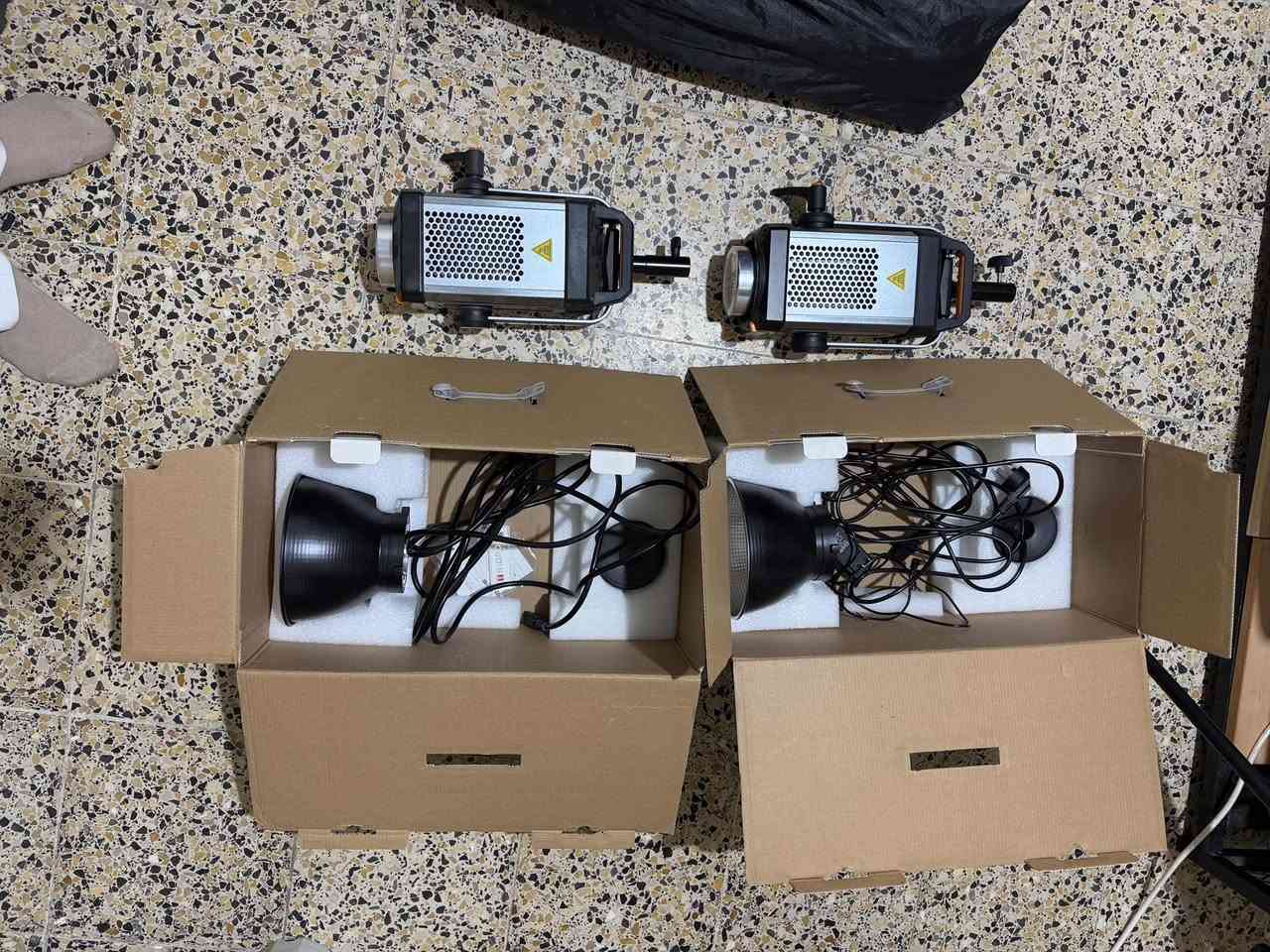 متوفر للبيع قطعتين إضاءة فيديو مستمرة من شركة TRIOPO موديل EK200Bi، خيارك الأمثل لتصوير البودكاست، إعلانات المنتجات، واليوتيوب.
📌 شنو اللي يميز هالقطعتين؟
• قوة جبارة (200W): قوة 200 واط للقطعة الوحدة، كافية جداً لتكون إضاءتك الأساسية (Key Light) وتغطي مساحة الاستوديو بكل راحة.
• ثنائية اللون (Bi-Color): تكدر تتحكم بدرجة حرارة اللون من الأصفر الدافئ للأبيض البارد، حتى تضبط المود السينمائي اللي تريده بدون فلاتر.
• ماونت بوينز (Bowens Mount): متوافقة وية كل أنواع السوفت بوكسات والمشتتات الموجودة بالسوق.
• صامتة وعملية: نظام تبريد ممتاز ومروحة هادئة ما تأثر على تسجيل المايك أثناء تصوير المحتوى.

السعر 500 الف دينار قفل 
المكان بغداد


**إذا كنت صاحب هذا الإعلان وتريد حذفه لأي سبب، رجاءا أرسل رسالة إلى الدعم الفني**