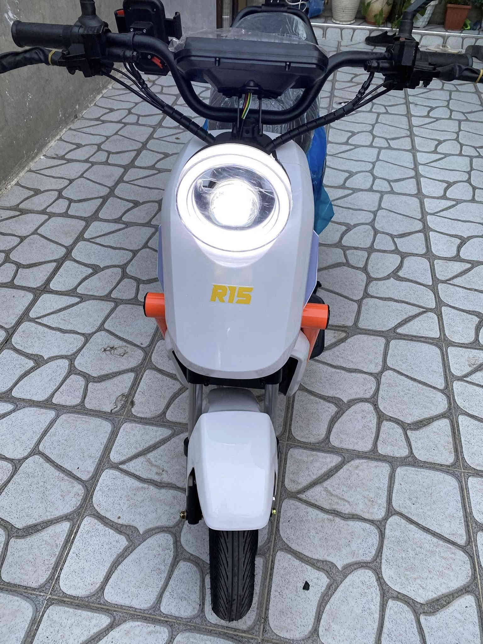 سلام عليكم شباب بايسكل شحن معروف R15 جديد بعدة عليه سليفون شركة دراجة يجي دبل بطارية 5 ودبل سويج بصمة رادار اشارات لايت زينون LED بريك دسكات قاعدة تلفون ستاند + مكان شحن ل تلفون دراجة بعده على وكالة باقي تفاصيل شكل موجود ب صورة مكاني كركوك  لاتصال على رقم *********** سعر 600
