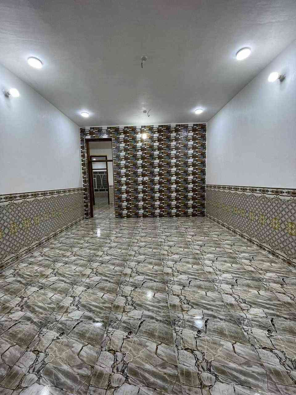 الدار للبيع المساحه 217متر طابو زراعي سند 25 بناء حديث طابوق السقف صب كونكريت يتكون من غرف نوم ثنين وستقبال وصاله ومطبخ مجمع صحي خارجي وداخلي وطارمه وممرات داير البيت الموقع شارع المعاره قرب الحاج محمد كامل 
أي استفسار إتصال على الرقم التالي واتساب *********** 
أو مراجعة مكتب ابو زهراء التميمي شارع المواكب مقابل حسينية الخزرج
