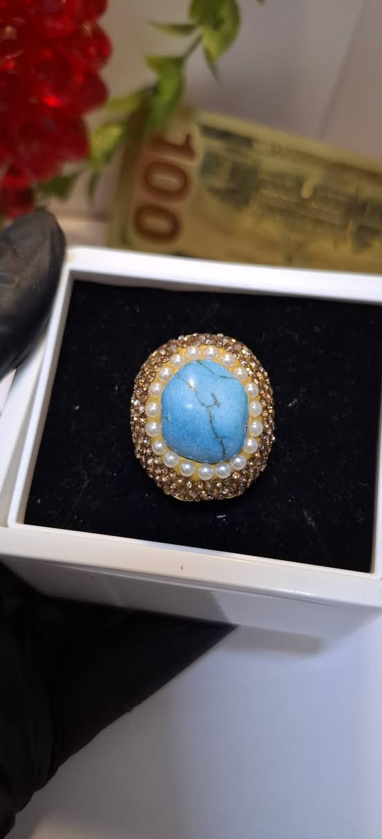 خاتم الفيروز مع اللؤلؤ من اجمل الخواتم المتوفره 
يُعرف الفيروز بأنه "حجر النصر" و"حجر التفاؤل"
 وله مكانة خاصة في الثقافات العربية والقديمة.
يجلب الطمأنينة ويساعد في تهدئة الأعصاب وتقليل التوتر والقلق.

 يعزز من قدرة الشخص على التعبير عن نفسه والتحدث بوضوح أمام الآخرين.

 يحمي صاحبه من "العين" والحسد والطاقات السلبية.

يعتبر الفيروز رمزاً للرخاء والنجاح، وهو حجر يتماشى مع مختلف ألوان البشرة مما يجعله من أكثر الأحجار الكريمة تفضيلاً في صناعة المجوهرات الراقية.

نصيحة للعناية بالخاتم:
الفيروز حجر مسامي، لذا يُفضل إبعاده عن العطور، المنظفات الكيميائية، والماء الساخن للحفاظ على لونه الزاهي وبريقه لسنوات طويلة.

سعر القطعه 8,000 فقط🔥
توصيل بسماية 1,000

الخاتم فري سايز🔥


**إذا كنت صاحب هذا الإعلان وتريد حذفه لأي سبب، رجاءا أرسل رسالة إلى الدعم الفني**