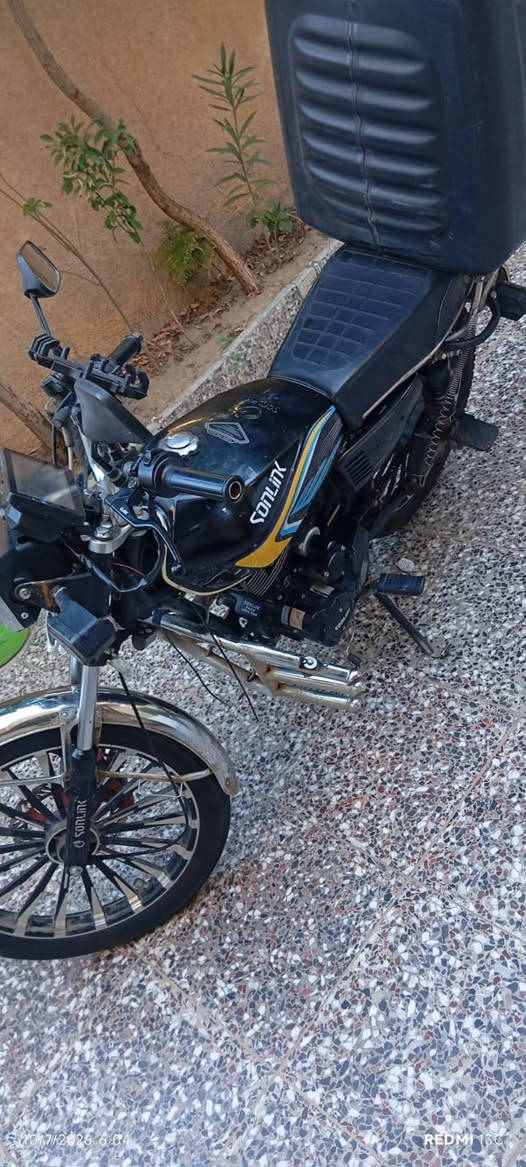 السلام عليكم 
دراجه سولنيك 
موديل 24 نضيفه 
بس البستم مبدل 
دراجه خير من الله 
شلعه محرك 200cc
اوراق سكنر 
السعر 650 وبي بسيط للشراي 
مكاني بغداد حسينيه راشديه 
*********** واتساب
