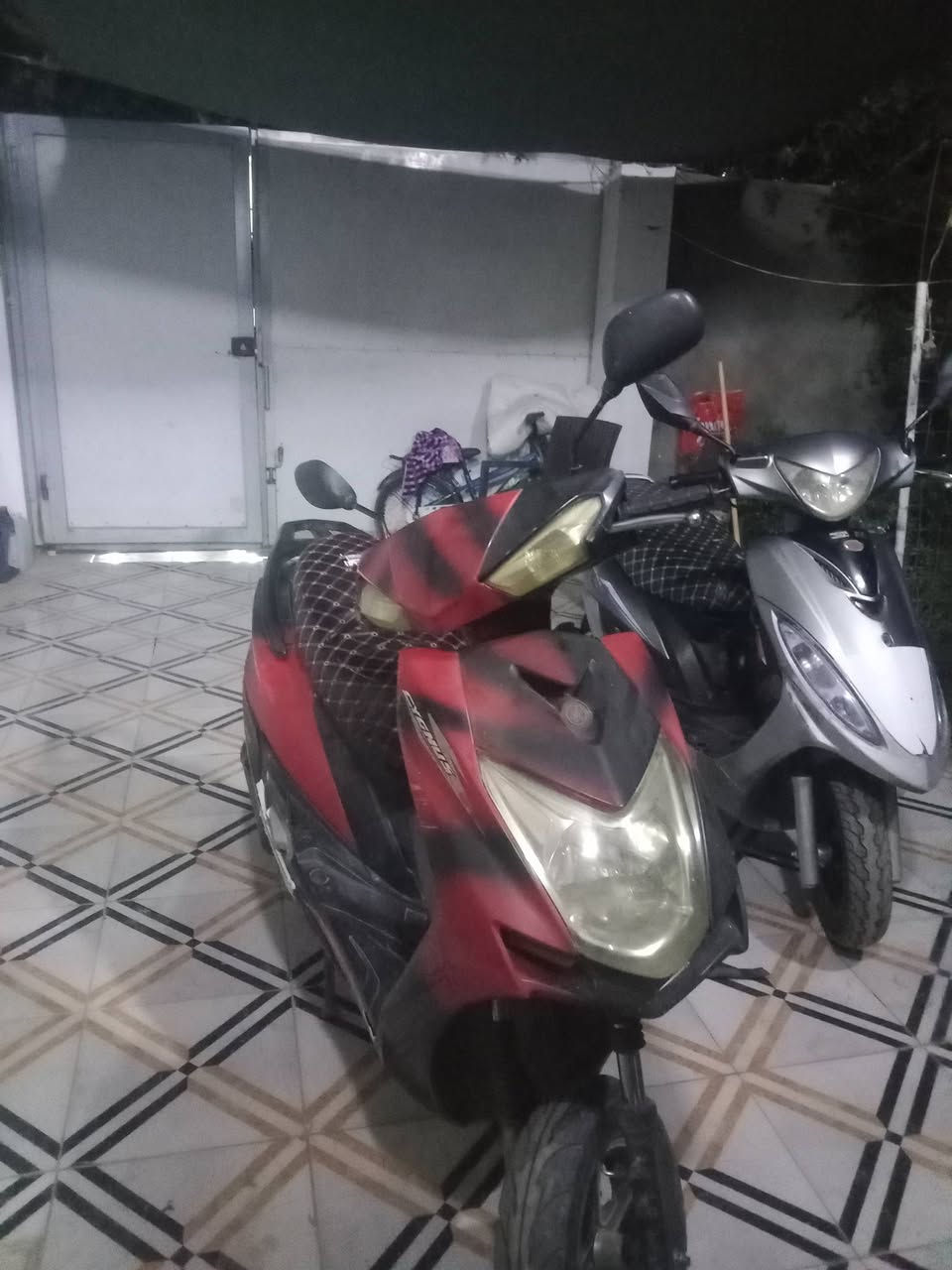 دراجة كامله اي شي مابيها كهربائيات كلهن شغال بس امجفت مره وحده تجفيت صحيح شلعه معدل كال امراوس أو بيع 
سعر.٣٥٠وبيها مجال حك الجيه المكان رمادي


**إذا كنت صاحب هذا الإعلان وتريد حذفه لأي سبب، رجاءا أرسل رسالة إلى الدعم الفني**