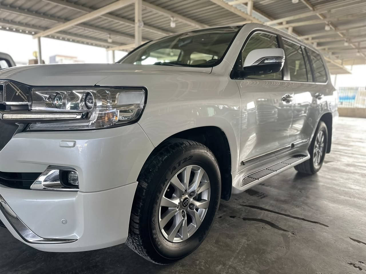 لاندكروز موديل 17 بريم اصل ام الشاحنه الباب الاول . مكفوله كفاله عامه عدا گرن الدعاميه من صفحة الصدر بس وسونارها موجود . سياره ترايها مال زيرو عليها ادامه كامله فلس متصرف عليها . مكينه 6 سلندر 4000 . ماشيه 56 حقيقي رقم بغداد تحويل مباشر مكان السياره الكوت استفسار اكثر اتصال ع الرقم ***********
