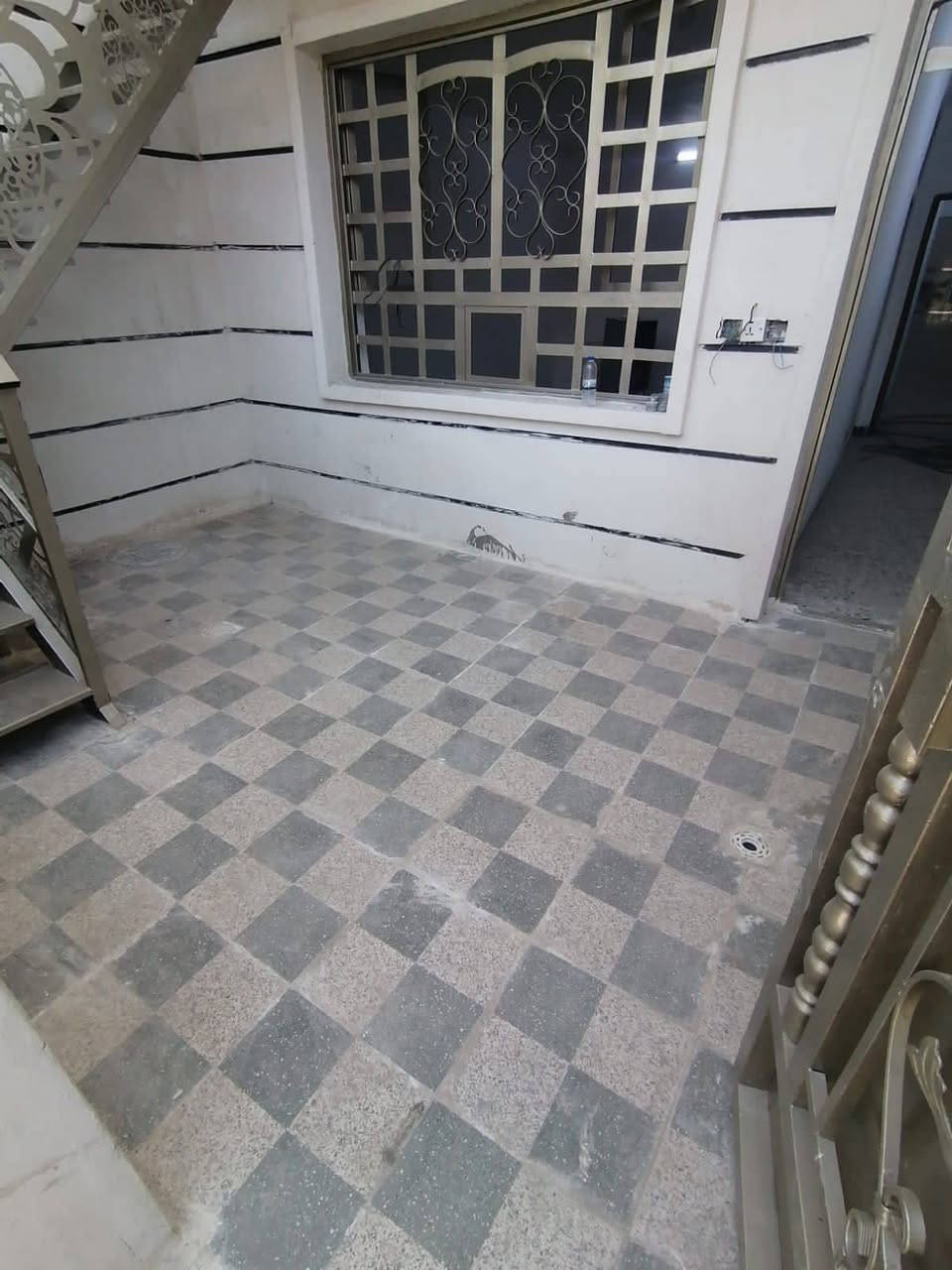 📍 بغداد ‐- الرفاق الثانية – خلف الأربع شوارع
💎 بيت استثماري مميز بمواصفات نادرة
📐 المساحة: 75 متر
📏 الواجهة: 5 متر
📏 النزال: 15 متر
🛣 عرض الشارع: 15 متر
🏘 يتكون من وحدتين سكنيتين منفصلتين بالكامل
✨ تصميم ذكي مثالي للسكن أو الاستثمار
🔻 الطابق الأرضي
▪️ غرفة
▪️ صالة
▪️ مطبخ
▪️ حمام
▪️ منور
💰 مؤجر حالياً بمبلغ: 400,000 دينار شهرياً
🔺 الطابق الأول
▪️ غرفتين
▪️ صالة
▪️ مطبخ
▪️ حمامين
💰 السعر: 160,000,000 دينار
🔥 دخل شهري فوري
🔥 موقع حيوي عالي الطلب
🔥 وحدات مفصولة + شارع واسع = استثمار مضمون
📲 للاستفسار والحجز:
☎️ ***********

#️⃣ #بيت_للبيع #عقار_بغداد #الرفاق_الثانية #فرصة_استثمارية #استثمار_عقاري #عقار_راقي #بيوت_للبيع #عقار_العراق #بيع_سريع #دخل_شهري #مستثمر 💎🔥
