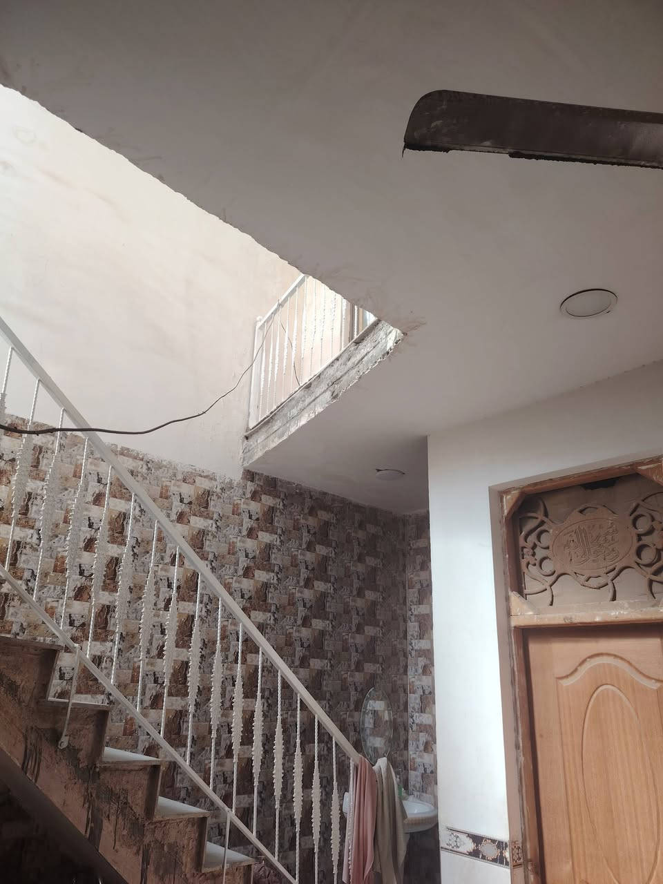 السلام عليكم بيت للبيع مساحته ١٦٨ متر طابو زراعي سند ٢٥ البيت جديد مشتغله على أيدي وموقع حلوو مقابل مستشفى المستقبل شارع ٨٠ ثاني بيت على الشارع وللعلم يصير مشتملين او اكثر ويقع على شارعين امامي وخلفي السعر ١٦٠ مليون وقابل للتفاوض للإستفسار أكثر اتصل ***********
