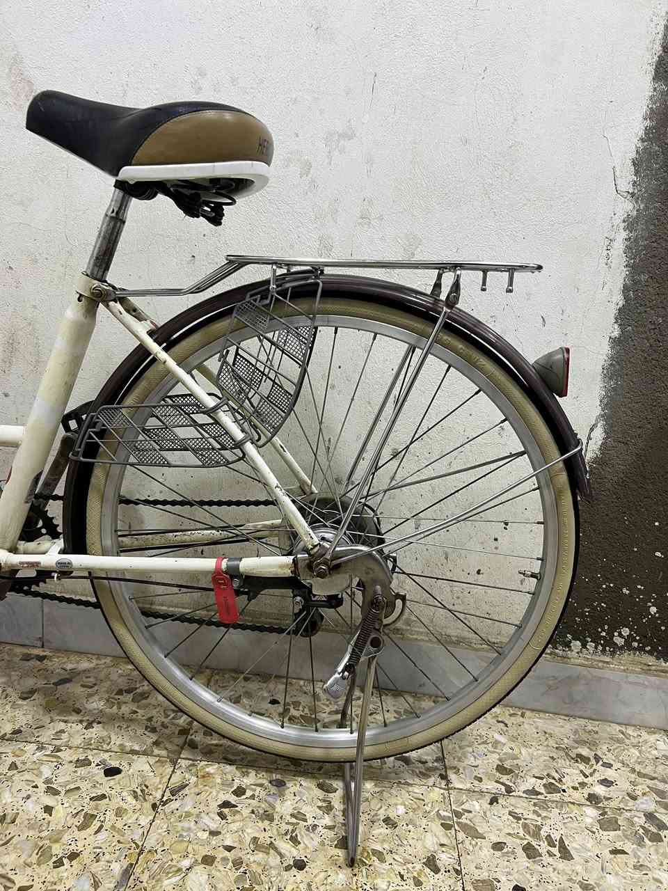 السلام عليكم بايسكل للبيع كير وحساس لون حليبي وجاملغ جوزي حجم 26 بايسكل يخبل نقصه بس صينيه بريكات تايرات كلهن جدد سعر 85 وبي مجال للستفسار ***********
