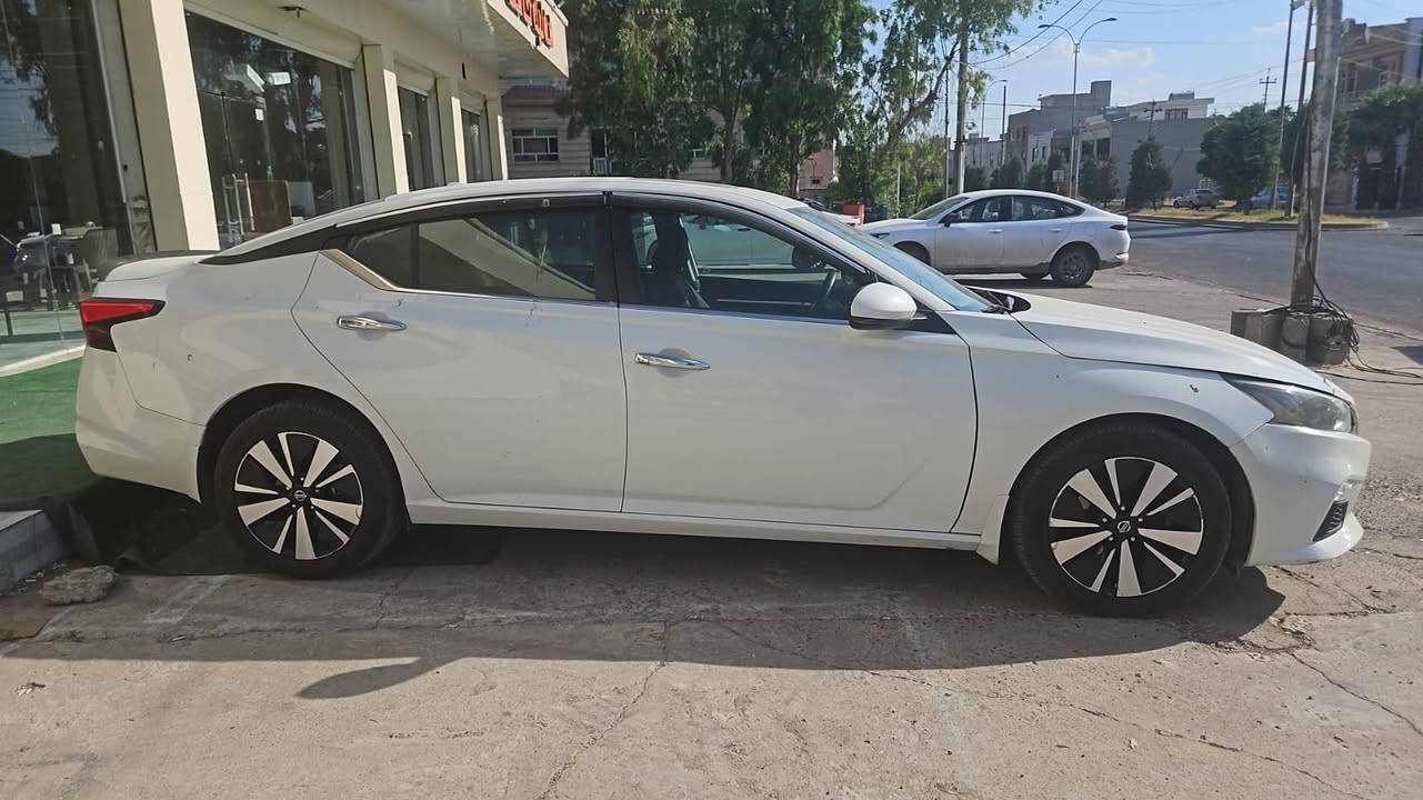 السلام عليكم ...
نيسان التيما موديل 2022
مواصفات sv plus / AWD
لون ابيض حليبي / فتحة سقف / داخل نظيف بنسبة ٩٩% / رادار امامي خلفي جانبي  / شاشة / تحديد سرعة / اوامر صوتية / تحكم ستيرن / كشنات تدفئة / كاميرا خلفية / تحكم بالمرايا / ويل كب ١٨ انسى الطسة / تبريد ما شاء الله ثلج / بصمة تشغيل / تشغيل عن بعد /
السيارة ماشية ٣٦ الف مايل فقط
رقم اربيل سنوية لحد ٢٠٢٩
هزة جديدة قبل شهر
طخم تايرات جديد تايلندي
مبدل دهن بريك
مبدل دهن مكينة
مبدل دهن الكير
حادث السيارة جدا بسيط ومو لأن سيارتي بس ما شاء الله عليها متصرف عليها ربع دينار
حادثها جامرلغ يمين فقط صبغ امريكا بدون دواخل مع الدعامية الامامية فقط وصور الحادث مرفقة مع الصور بالمنشور
طبعا البنيد والجامرلغ الايسر مفتوحات لاجل ( العيار ) فقط فقط
لا مبدلات ولا مصبوغات .
المكينة والكير ما مفتوحات على وضع الشركة .
بيها سونار قبل شهرين برغي برغي وقطعة قطعة ... وسوي سونار وين متريد ... ترايك لوين متريد لأن واثق من الشي العندي
السيارة موجودة باربيل شوكت ميعجبك خابر وتدلل
السعر ١٥٥ وبي مجال بسيط .
سيارة اروح واجي بيها على شغلي فقط مو مال شغل ومتعوبة كلشي بيها على وضع الشركة .
***********
