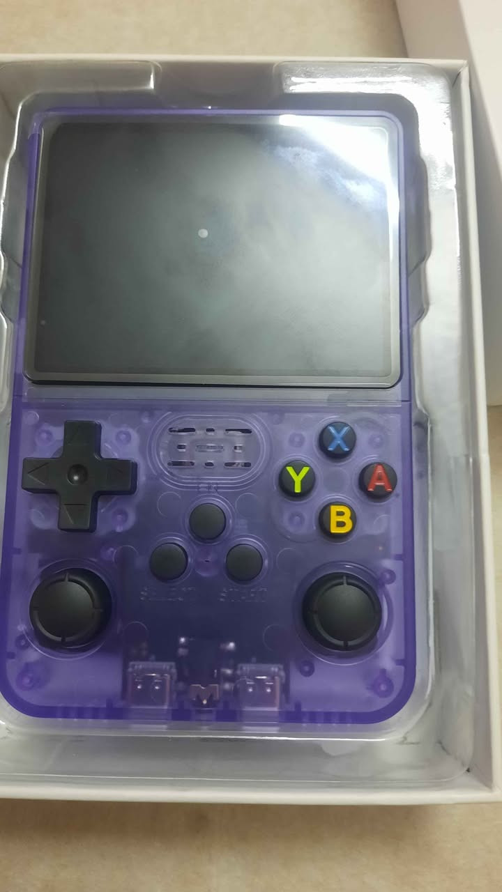 يعتبر جهاز SUNSKY R36S وحدة تحكم ألعاب محمولة "ريترو" اقتصادية وقوية، مصممة لمحاكاة أنظمة الألعاب الكلاسيكية في جهاز صغير الحجم. 
Game Bros LB
المواصفات التقنية الأساسية
الشاشة: شاشة IPS عالية الدقة مقاس 3.5 بوصة بدقة 640 × 480 بكسل، توفر زوايا رؤية واسعة وألواناً زاهية.
المعالج (CPU): شريحة RK3326 رباعية النواة (64 بت) بتردد يصل إلى 1.5 جيجاهرتز.
الذاكرة: ذاكرة وصول عشوائي (RAM) بسعة 1 جيجابايت DDR3.
البطارية: بطارية ليثيوم بوليمر بسعة 3200-3500 مللي أمبير، توفر وقت تشغيل يتراوح بين 5 إلى 8 ساعات حسب الاستخدام.
نظام التشغيل: نظام Linux مفتوح المصدر (مثل ArkOS)، مما يتيح التخصيص وسهولة الحفظ والتحميل. 
المكتبة تك

المميزات والألعاب
المحاكيات: يدعم الجهاز أكثر من 20 محاكيًا لأنظمة شهيرة مثل: PS1، PSP، N64، Nintendo DS، GBA، NES، SNES، Sega Genesis، وغيرها.
مكتبة الألعاب
يأتي عادةً مع بطاقة ذاكرة (64 جيجابايت) 
محملة مسبقًا بأكثر من 15,000 إلى 20,000 لعبة كلاسيكية جاهزة للعب.
التصميم: مزود بـ عصا تحكم مزدوجة (Dual Joysticks) وأزرار خلفية (L/R) لتحكم أدق في الألعاب ثلاثية الأبعاد.
التوصيل: يحتوي على منفذ OTG ومنفذ شحن USB-C، بالإضافة إلى مدخل سماعات 3.5
متوفر توصيل كافة المحافظات 
السعر ٣٠ الف كركوك, العراق


**إذا كنت صاحب هذا الإعلان وتريد حذفه لأي سبب، رجاءا أرسل رسالة إلى الدعم الفني**