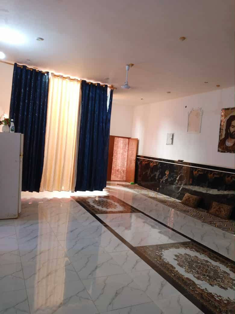 يالله سلام عليكم بيت للبيع  مساحه 550  /4غرف صاله 6*10 ستقبال 8*4 مطبخ 5ونص *4  صحيات داخليه وخارجيه  بناء طابوك كلا صب كونكريت رباط فوك وجوه بيت جاهز علا اخر حبايه كهربائيات تئسيس بوري   شبابيك وبيبان كلا تفصال  بيت جديد مبني للستفسار ***********
