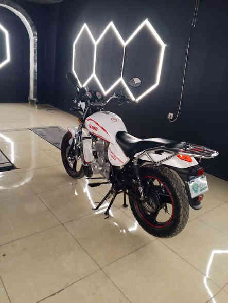 السلام عليكم دراجه للبيع الموديل 25 شهر الواحد محرك 200 كفاله عامه من قشر من مكينه طيت/السعر 1600 وبيها مجال (***********//يا ولد ملاحظه اللي عنده ستوته نظيفه الراوس انا وياه
