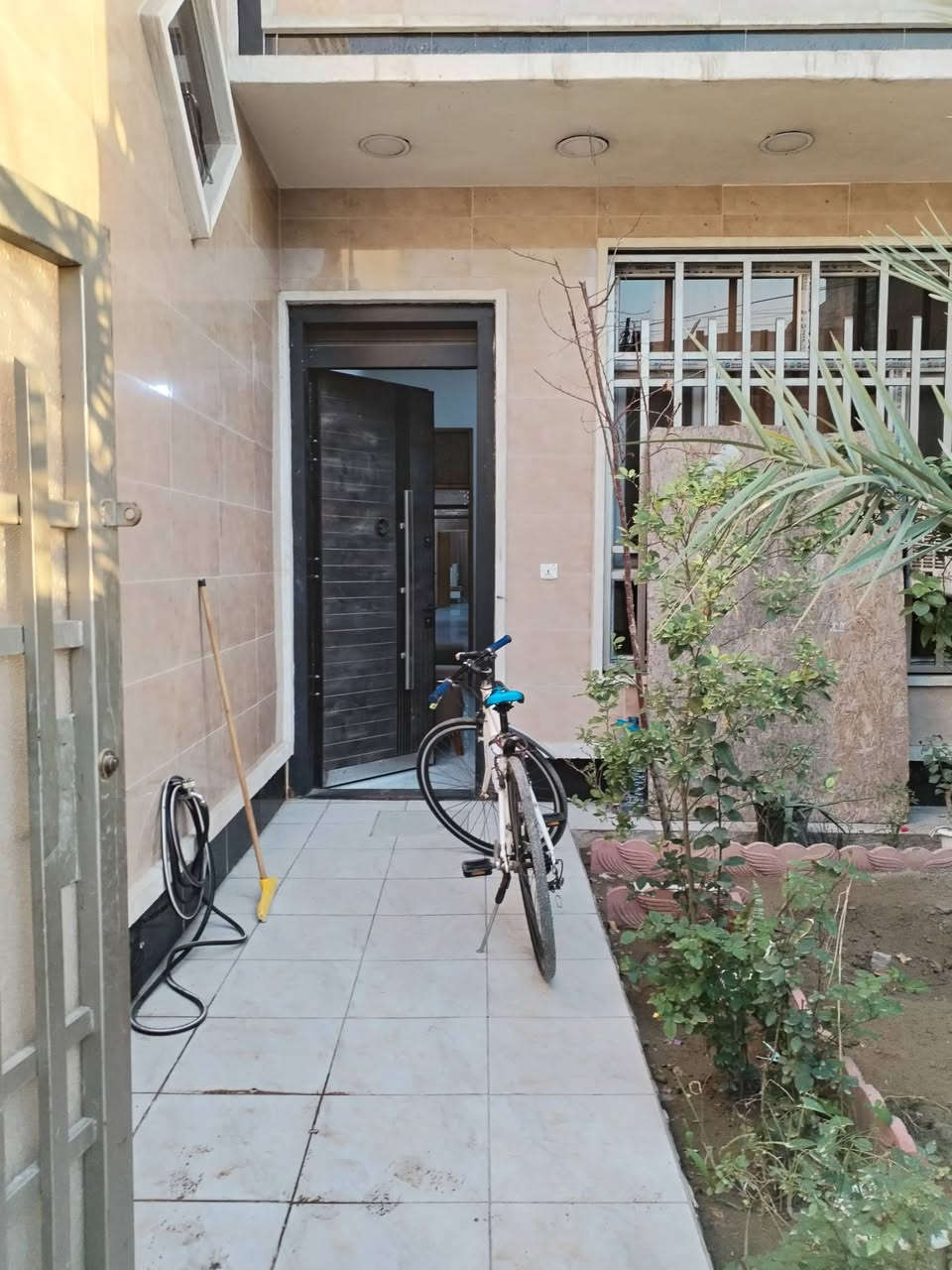 🛑🛑🛑للاستثمار🛑🛑🛑
يصلح ان يكون...

🛑عيادة أسنان

🛑او مختبر

🛑او مكتب

🛑او دار مؤثث سكني 

🛑موقع مميز حي البنوك شارع مركز القدس
🛑امام الدار عمارة تجارية متكونة من صيدلية ومختبر وعيادات لطب الأسنان
مساحة الدار 132م طابق واحد فقط يحوي بالمجموع 5غرف وصحيات عدد 2 بالإضافة للحديقة((( 3غرف نوم ))) 

للاتصال ***********
