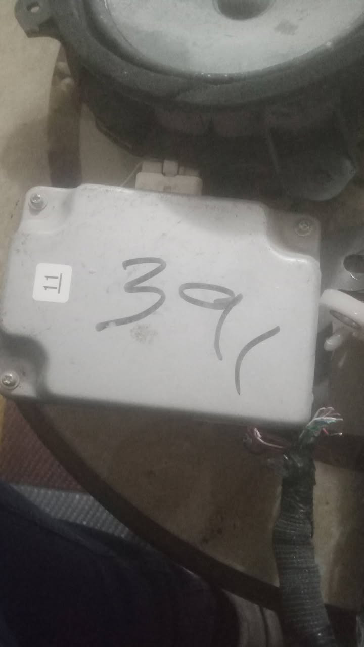 كشنات جكساره نظيف 90% نظافتهن وياهن عقل خلفي هو اكو نيكل مال باب اماميات اثنين ودكمه يمنه مال باب كامله اكو اغراض بسيطات يعني طلعن ومال حاويه ترى سماعات اماميات اثنين عدد وخلفيه واحده مال باب قائمه ***********
