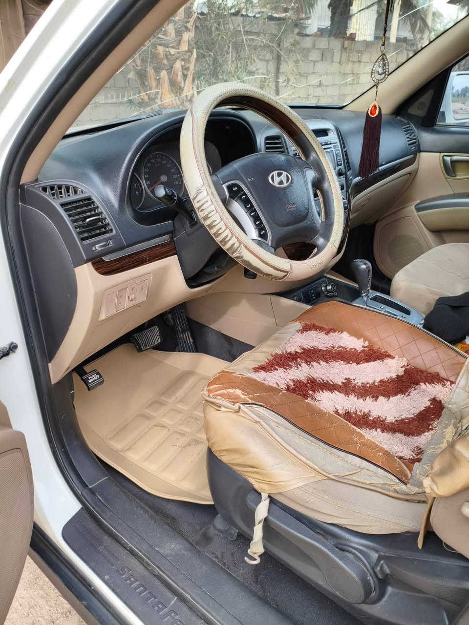 السلام عليكم هونداي سنتافي للبيع موديل 2012 السياره ستخدام شخصي  رقم بغداد دولي   محرك على وضع الشركه سياره وارد خليجي فور ويل دفع رباعي محرك 6 سلندر تخم تاير جديد جواها فتحه بالسقف الموصفات معروفه تدفئه تبريد ثلج 7 راكب مري شفط  السعر على الارقام التاليه.. ***********.. ***********
