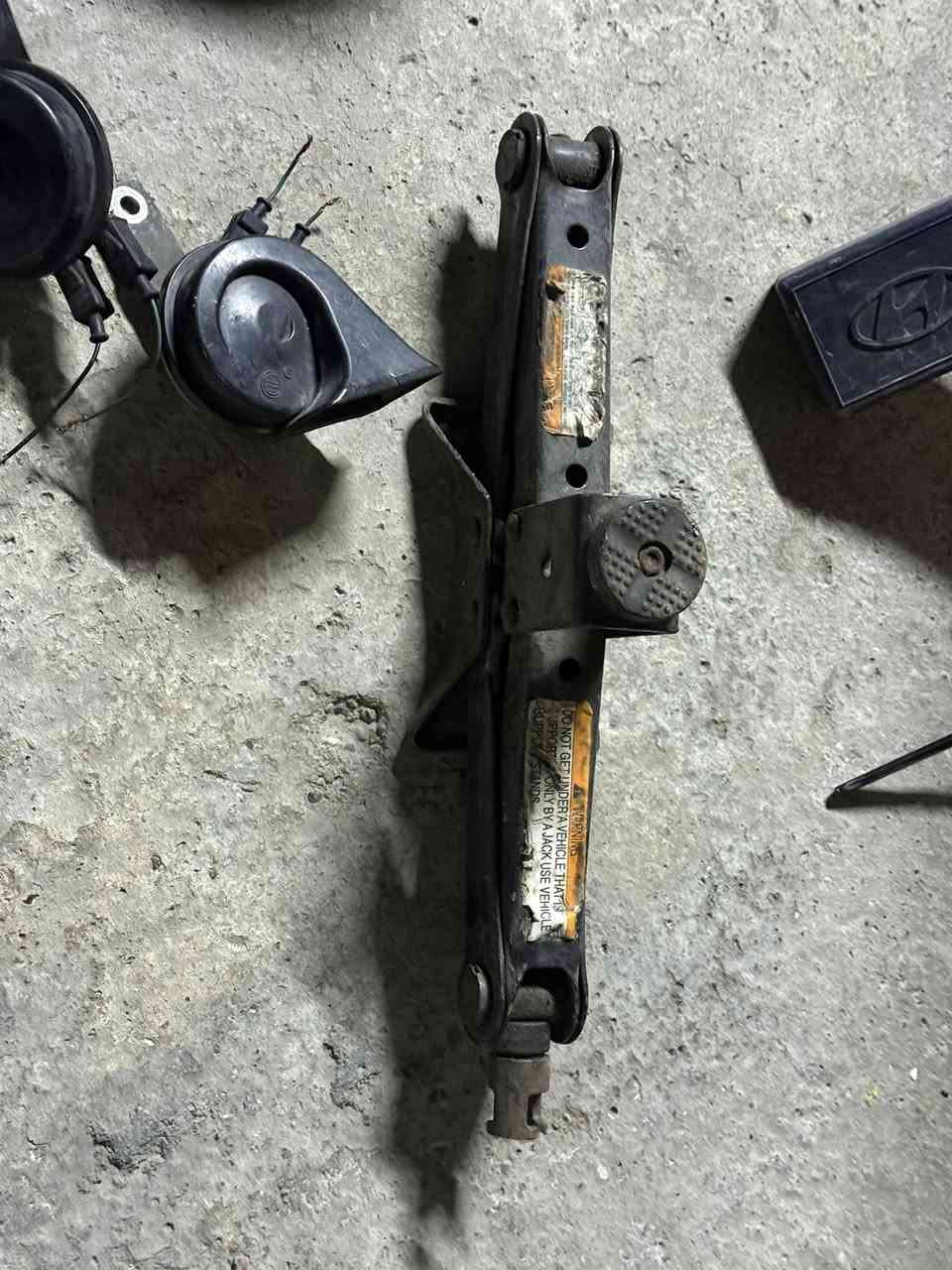 سلام عليكم
منفاخ اصلي تفصيخ زيرو يجي بل سيارات الحديثه السعر ٣٠ الف.     
مثلث طوارء اصلي فسفوري ٥ الف 
هورن طاط اصلي تفصيخ ١٥ الف 
جك ١٠ الف 
عده ويل سبانه ٥ الف 
يوجد توصيل جميع الحافضات العراق ٥ الف 
مماني بغداد مشتل مقابيل حمام الفندي بيت مو محل موجود من ٥ العصر الى ١٢ بليل فقط 
غراضي كلهن اصليات ماعدي تجاري 
*********** بارق
