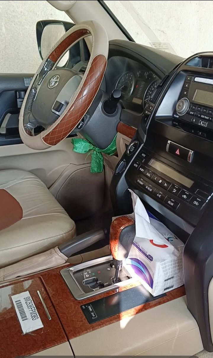 السلام عليكم للبيع  لاندكروز موديل 2013 بريم مكفولة ما عدا بارد بصيط الجاملغ الامامي مال السايق مكينه مفتوحة مكينه v6 فول مواصفات رقم بغداد انكليزي السعر 370 وبيه مجال العنوان بابل -المحاويل***********
