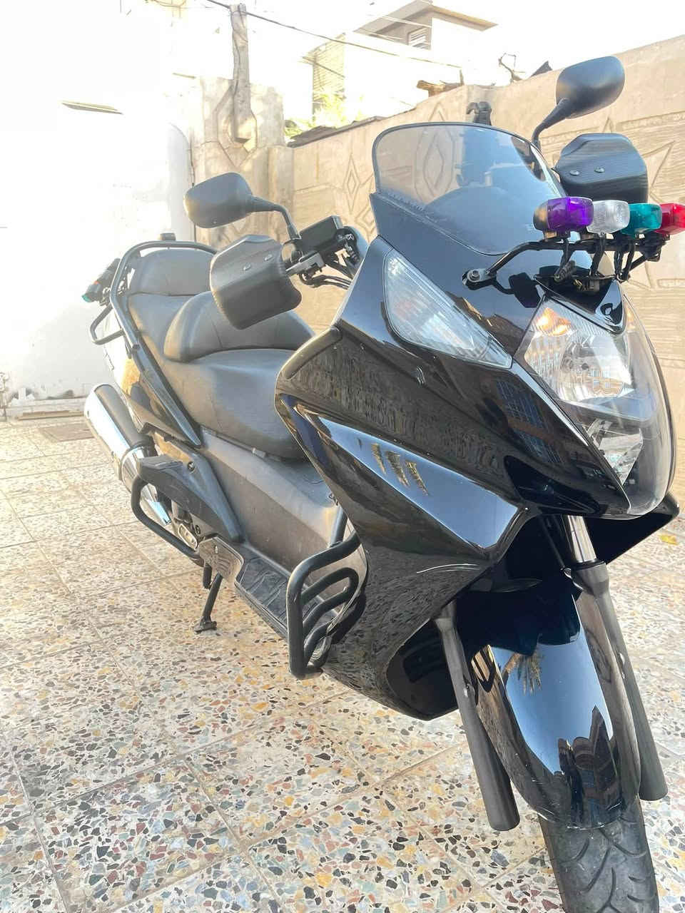 سلام عليكم شباب سلفر ونج بوليسي  
دراجه جديده ونضيفه ومكفوله كفاله عامه دراجه
مكينه 400cc
ماشيه28الف حقيقي. 
السعر 26 ورقه وبيها مجال بسيط حك الجيه 
مكاني بغداد حي او(***********)

