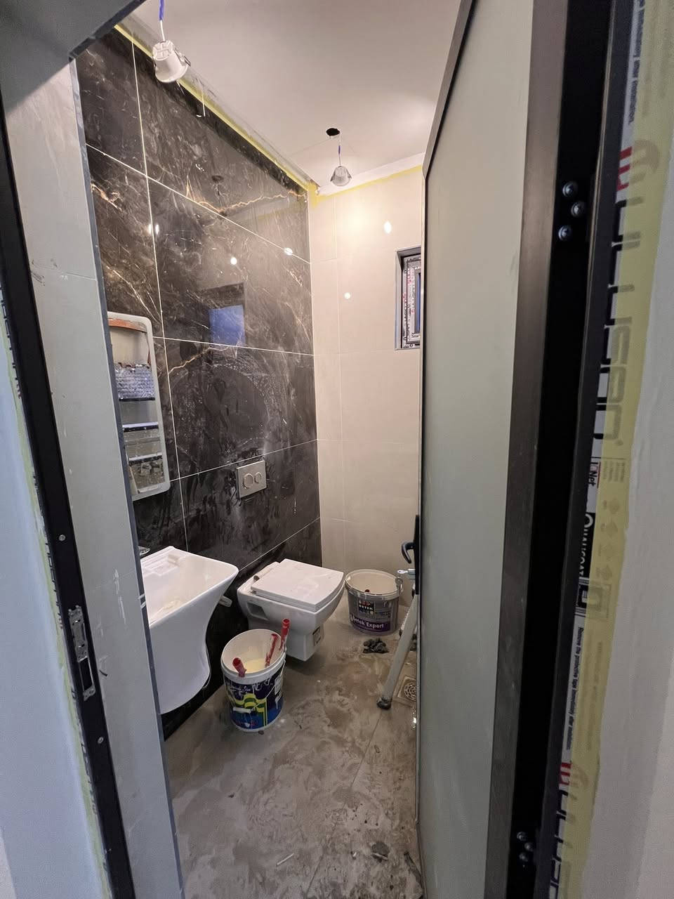 بيت للبيع طابو ملك صرف
بيع مباشر اني صاحب البيت

المساحة 100 متر واجهة 5 مدخلين عرض الشارع 10 متر
يحتوي على 4 غرف نوم و 3 حمامات وغرفة غسيل ملابس بالبيتونه
البيت مميز سنه البناء 2026 غير مسكون
العنوان الدورة شارع 60 خلف اسواق نعوش
للاستفسار عن السعر متوفر واتساب ***********
