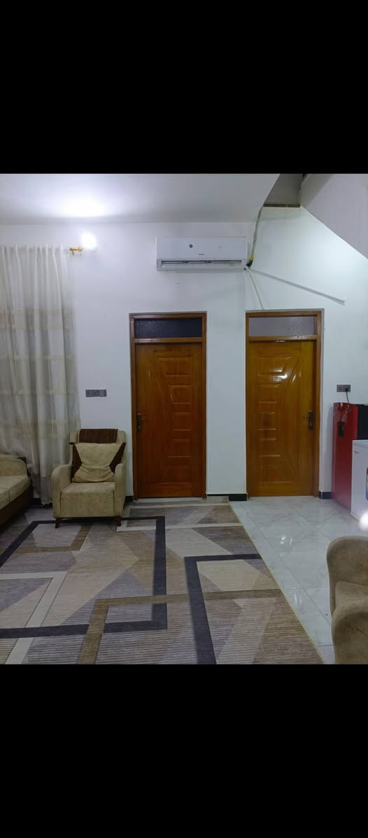 اللهم صلي على محمد وال محمد بيت زراعي بناء سنه 2025 مساحه 150 يتكون من كراج واستقبال وصاله ومطبخ وغرفتين وصحيات داخليه وخارجيه ومنور الموقع ناحيه اور السديناويه قرب مدرسه صفي الدين للاستفسار  *********** السعر 80 وبمجال
